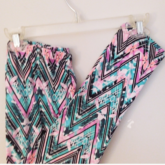 4/$20 No Boundaries Pink, Aqua & Black Leggings - Picture 5 of 7
